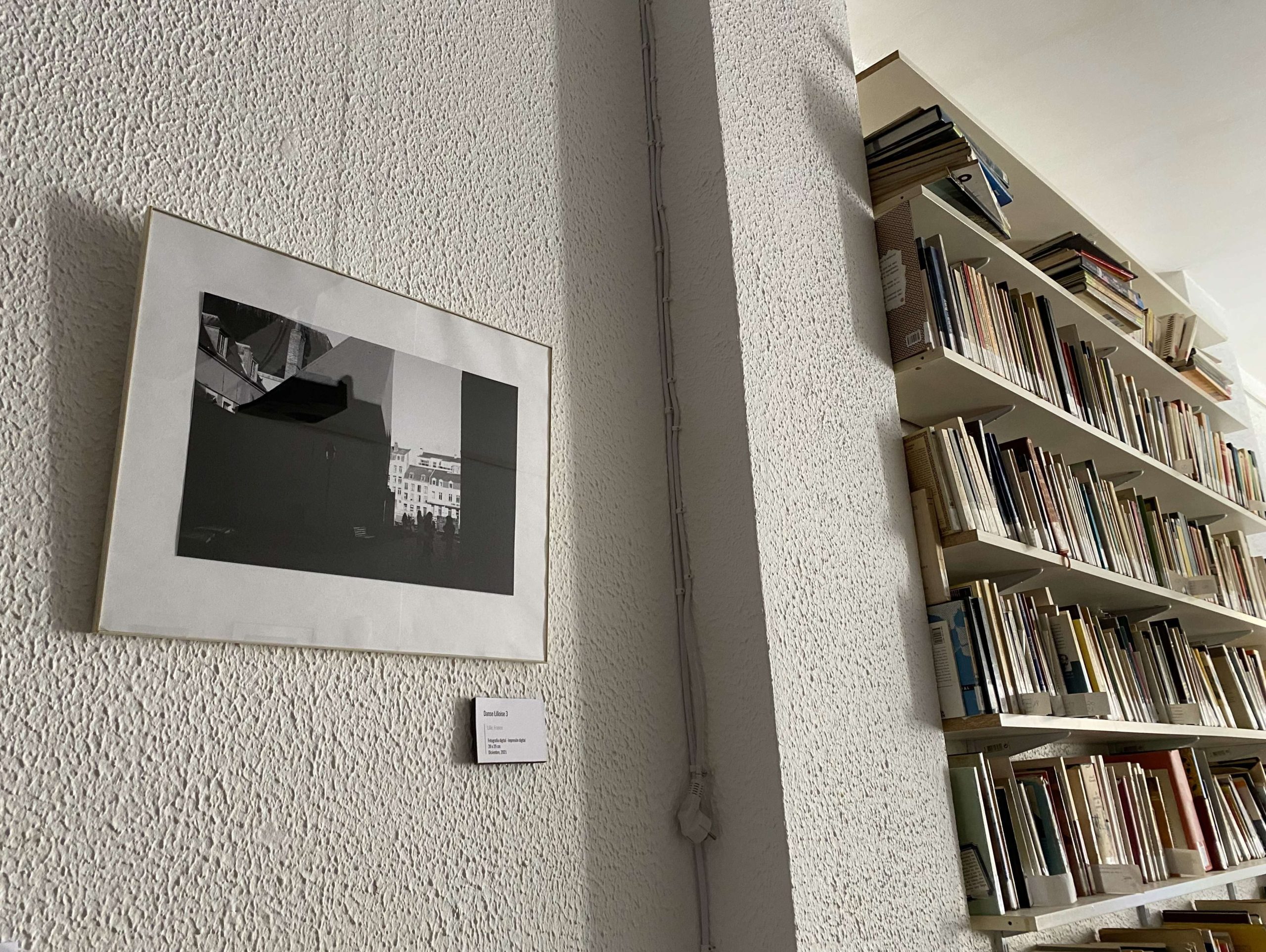 Una de las fotografías de Franco Viini expuesta junto a la Biblioteca Juan Rulfo. 