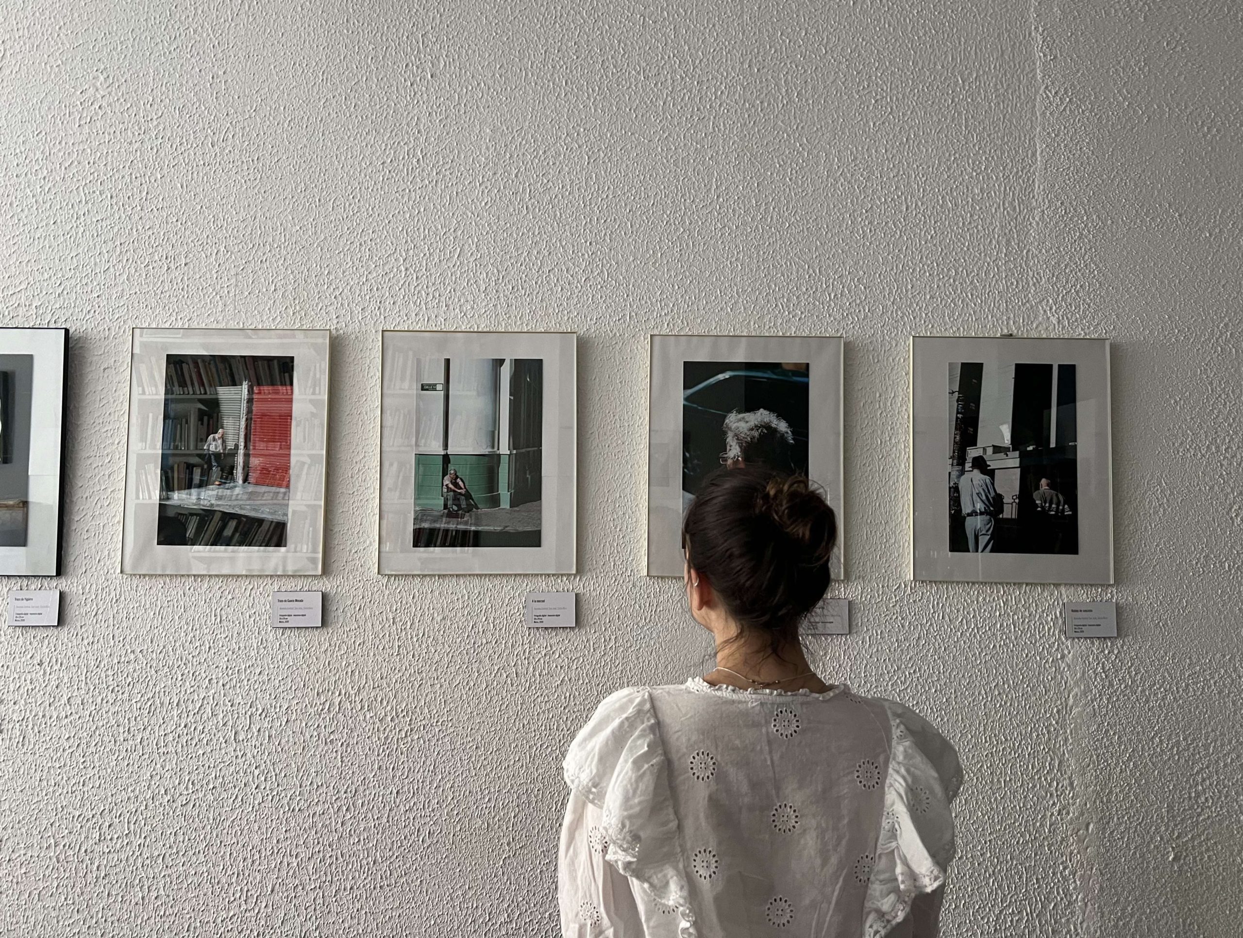 Une visiteur contemple des photographies de Franco Viini exposée à l'association en mai 2022.  
